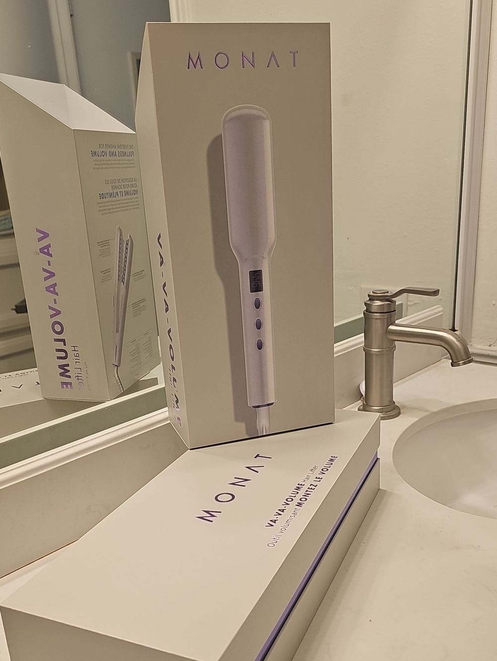 Monat White Hair Styling Tool - Volume & Shape
